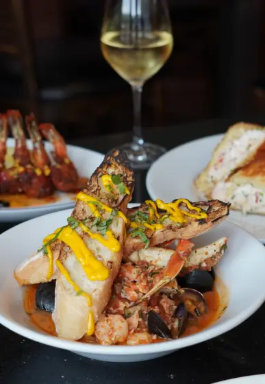 waterfront dining image